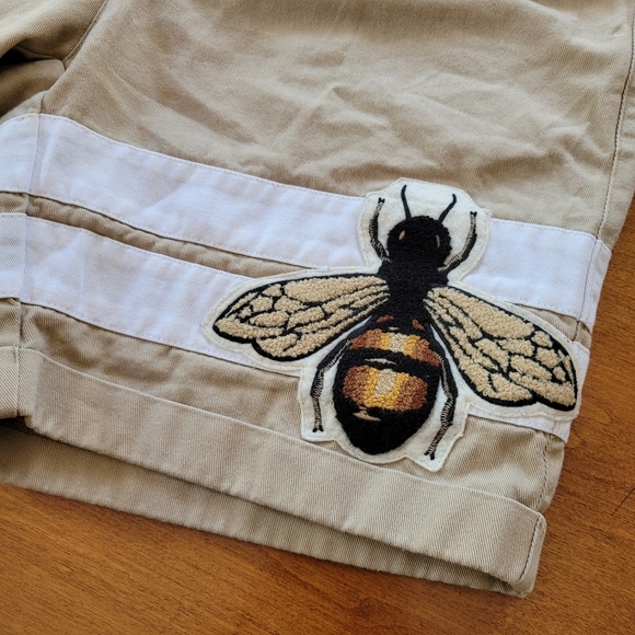 Gorgeous Gucci Tan Canvas Shorts with Bee Applique - Picture 2 of 11